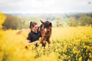 Dans les champs de fleurs jaunes
